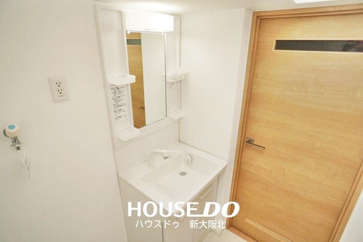 ■鏡の両側にたくさんの収納棚がついた洗面台!
■欲しいものをサッと取り出せるので、忙しい朝の身支度もはかどりそうですね!