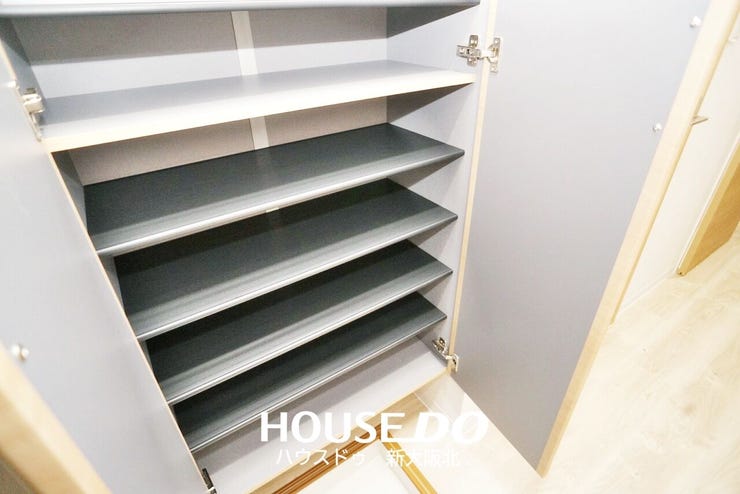 ■いつの間にか増えてしまうご家族の靴もたっぷり収納していただけるシューズボックス!
■段の高さ調節ができるのでヒールや高さのある靴も収納可能です!