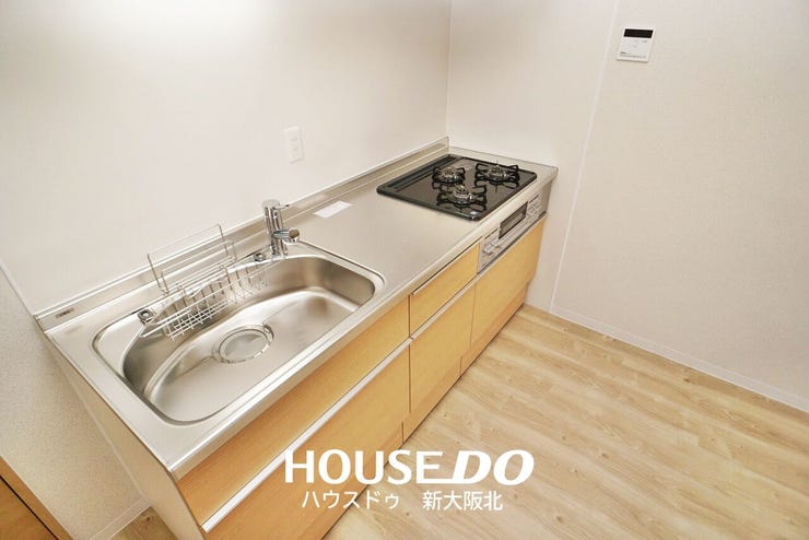 ■壁付きのキッチンは、カウンター収納を設置すれば、対面式キッチン風に早変わり!
■背の高い食器棚を置けば、キッチンが奥様だけのプライベートスペースにもなります!