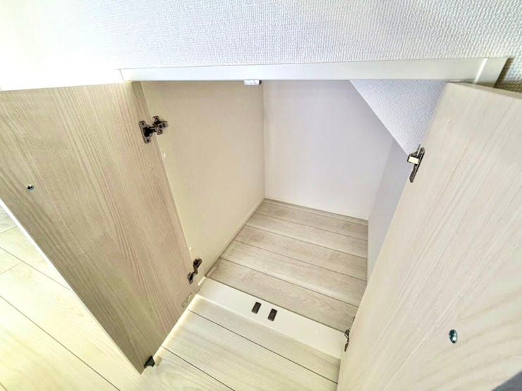 1階廊下にある収納スペースです。