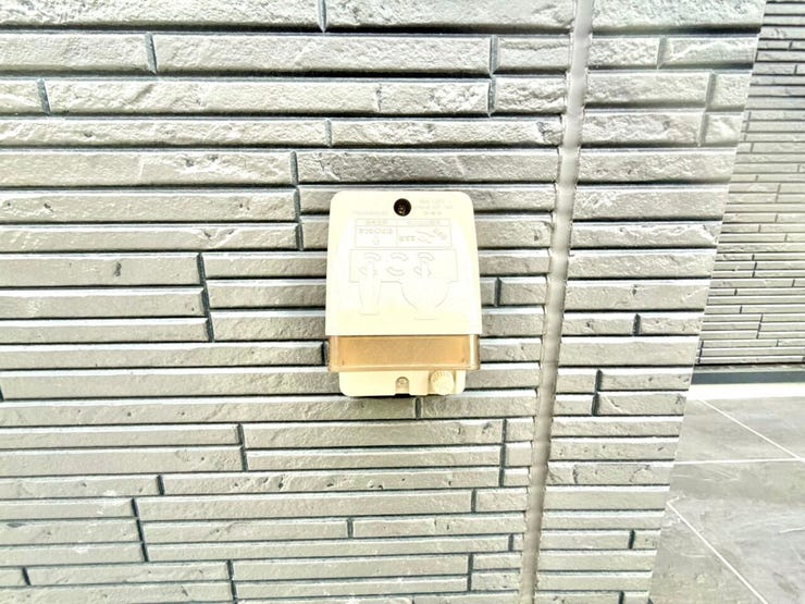 駐車スペースにあるEVコンセントです。
EV車の充電が可能です。