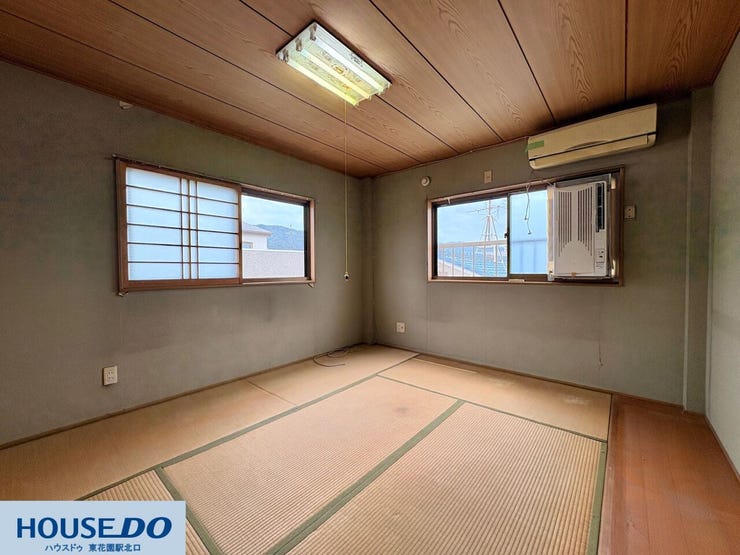 2面に窓が配置されており、心地よい風と光が部屋の隅々まで行き届く和室!窓からは遠くの山々やのどかな景色を望むことができ、畳の温かみに包まれながら、日々の疲れをゆったりと癒せる落ち着いた空間です♪