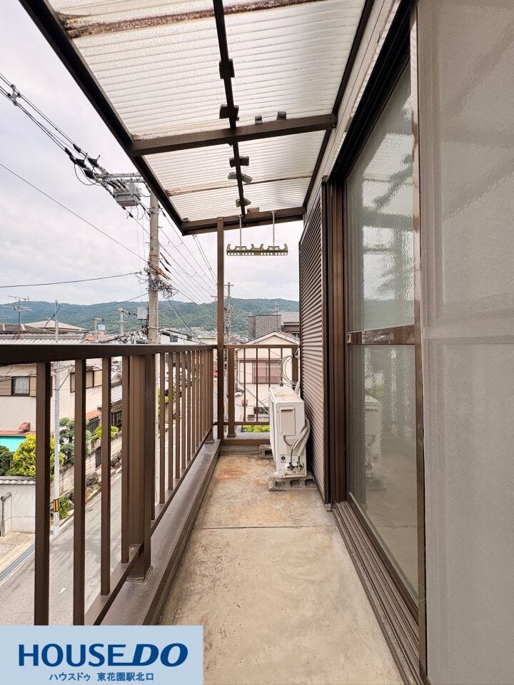 遠くの山々を見渡せる開放的なバルコニー☆屋根付きなので急な雨でも洗濯物が濡れにくく安心です!毎日のお洗濯が快適にこなせる広さがあり、心地よい風を感じながら気持ちよく家事が進みます♪