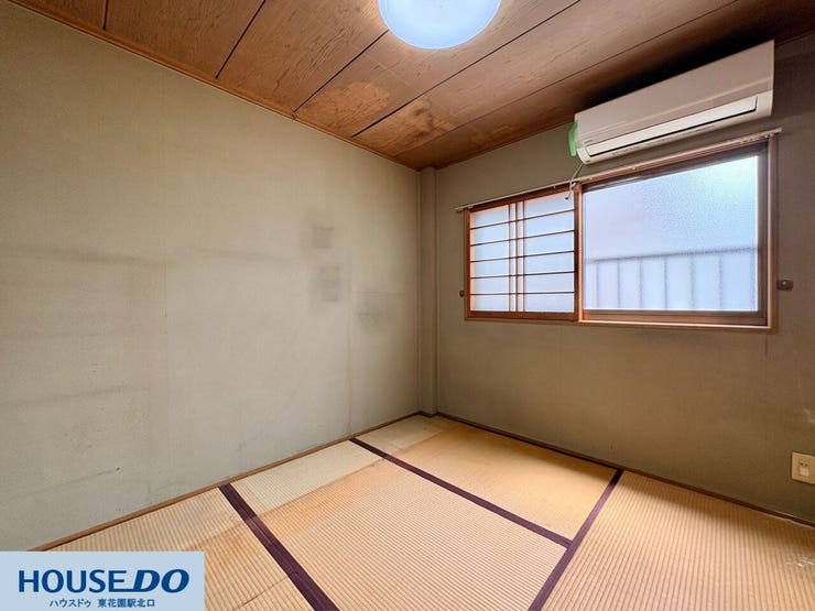 畳の香りに包まれてホッと落ち着く和室空間!エアコンが設置されているため、入居したその日から涼しく快適に過ごせます♪障子から優しく差し込む自然光が、お部屋全体を穏やかな雰囲気にしてくれます☆