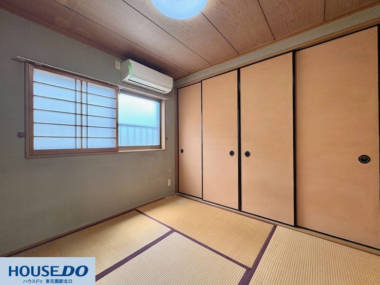 壁一面に大きな押し入れが備わった便利な和室!お布団や季節物の衣類、日用品までたっぷり収まるため、お部屋をすっきり広く使えます☆寝室としてはもちろん、お昼寝や座ってくつろぐ空間にもぴったりです♪