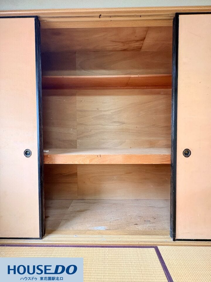 上下に分かれた中段付きで、荷物の整理整頓がしやすい大きな押し入れ収納!奥行きもしっかりあるため、衣装ケースや大きめの荷物もスムーズに収まります☆すっきり片付いた綺麗な空間をキープできます♪
