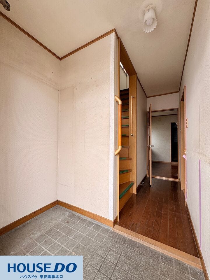 手すり付きの階段で毎日の上り下りもしっかりサポート!落ち着いた色合いのフローリングが広がる、すっきりとした玄関口です☆帰宅時や来客時にも靴の脱ぎ履きがスムーズにできる、ゆとりあるスペースです♪