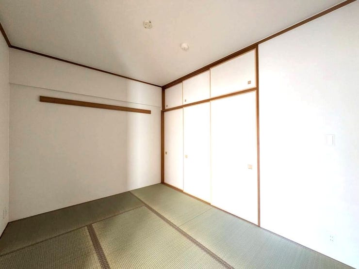 和室は畳の柔らかな感触や木の香りが心地よく、リラックスできる空間を作り出します。