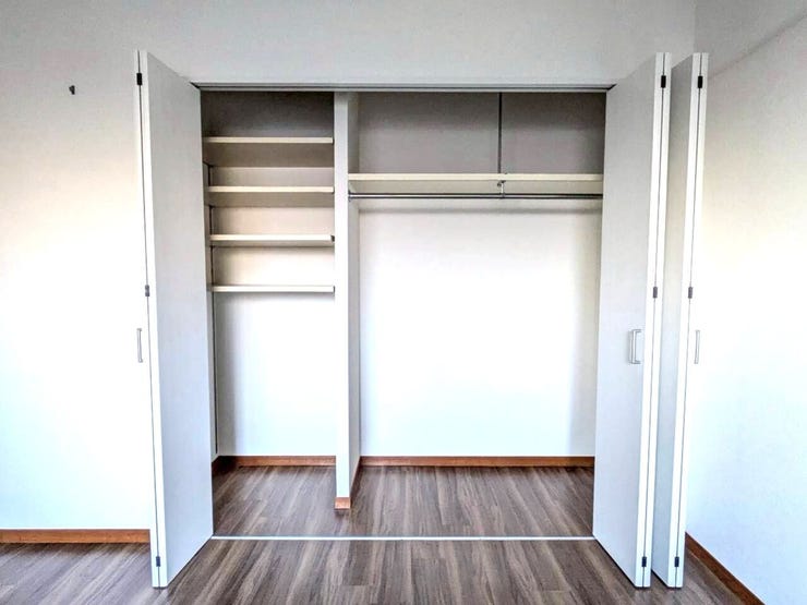 扉付きのクローゼットは中を隠せるため、生活感を抑えた洗練された印象を保ちやすいです。
