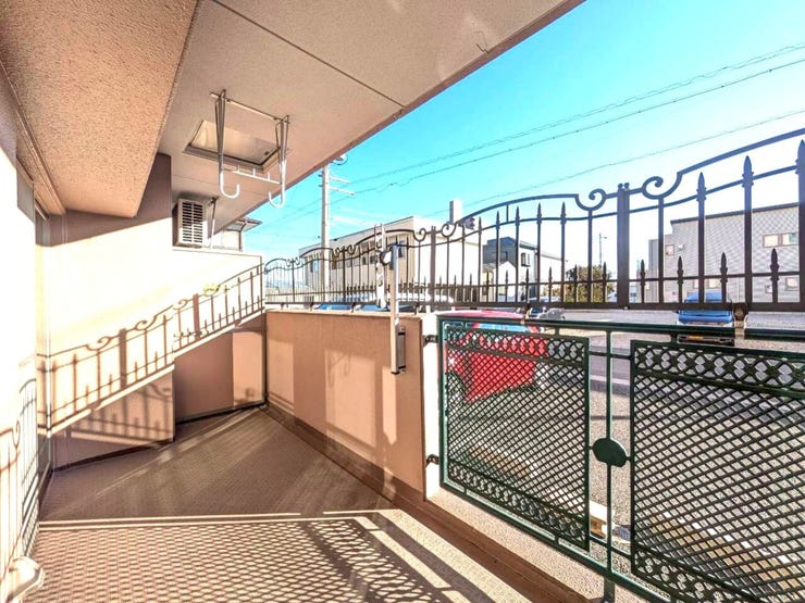 南向きのバルコニーは太陽光をたっぷりと受けられるため、洗濯物が乾きやすく、室内に明るさをもたらします。