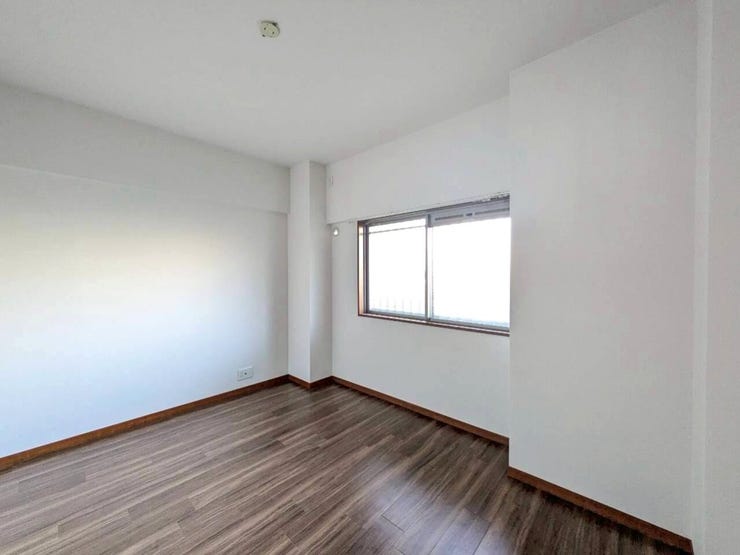 7帖の洋室はダブルベッドやクイーンサイズベッドを置いても余裕があり、快適な寝室として利用可能です。