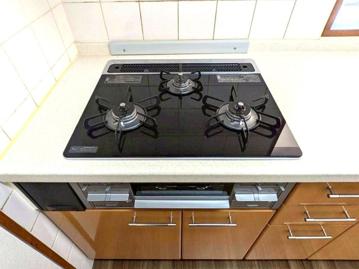 ガラストップコンロは表面がフラットでツルツルしているため、汚れが付着しにくく、拭くだけで簡単にお手入れができます。