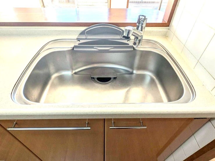 広いシンクはまな板や鍋など大きなものも洗いやすいです。