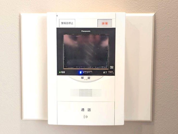 モニター付きインターホンはドアを開ける前にモニターで訪問者の顔を確認できるため、安全性が向上します。