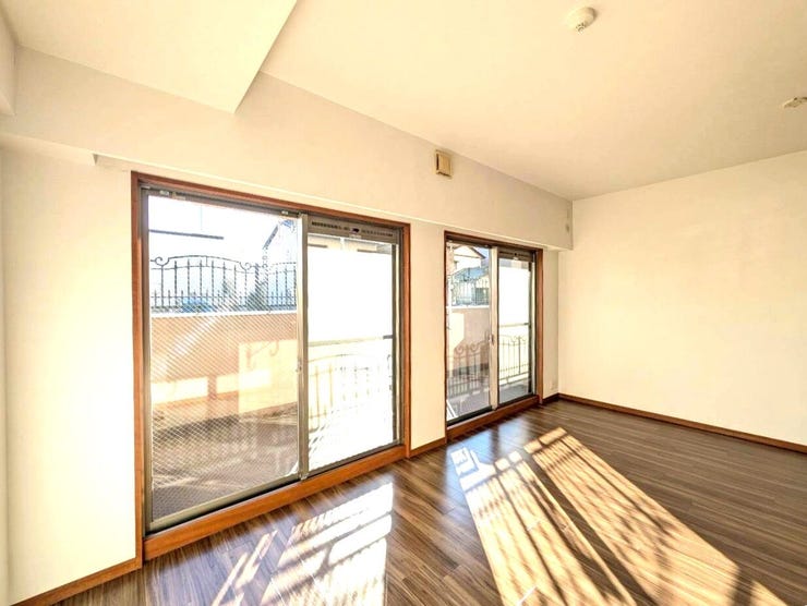 横長リビングはダイニングも窓に面しておりキッチンまで光が差し込みます!