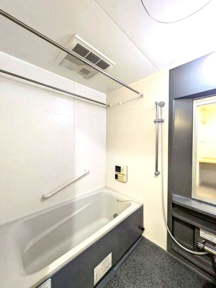 浴室に物干し竿があるため室内で洗濯物を干すことができ、 雨の日や寒い季節など、外に干すことが難しい場合に重宝します。