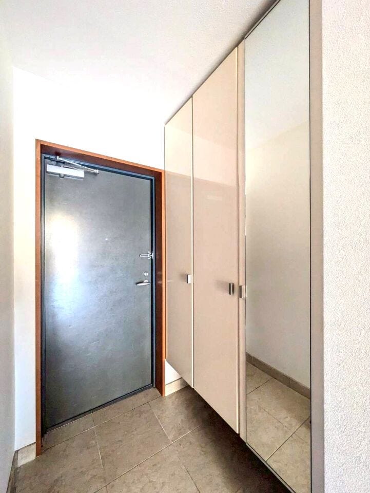 姿見付きのシューズボックスは出かける前に全身を確認できるため、服装や靴のコーディネートを整えるのに便利です。