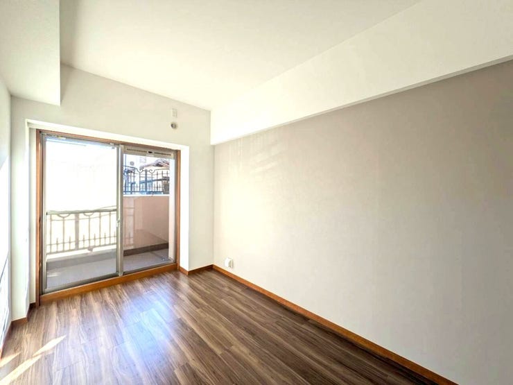 約6帖の洋室は部屋の広さが適度なため、家具の配置やインテリアデザインがしやすく、狭すぎず広すぎない居心地の良い空間を作れます。