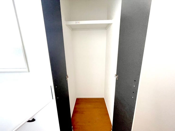 2階上がってすぐの収納庫も便利で嬉しい◎