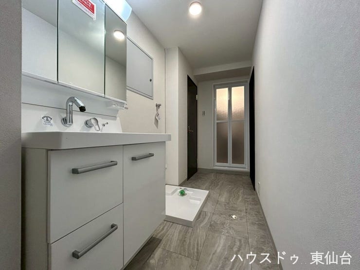 洗面所は広々として朝の支度も込み合いませんね!