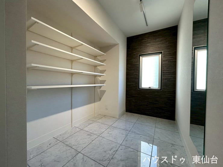 玄関にはこちらの可動棚付きの収納がついております!