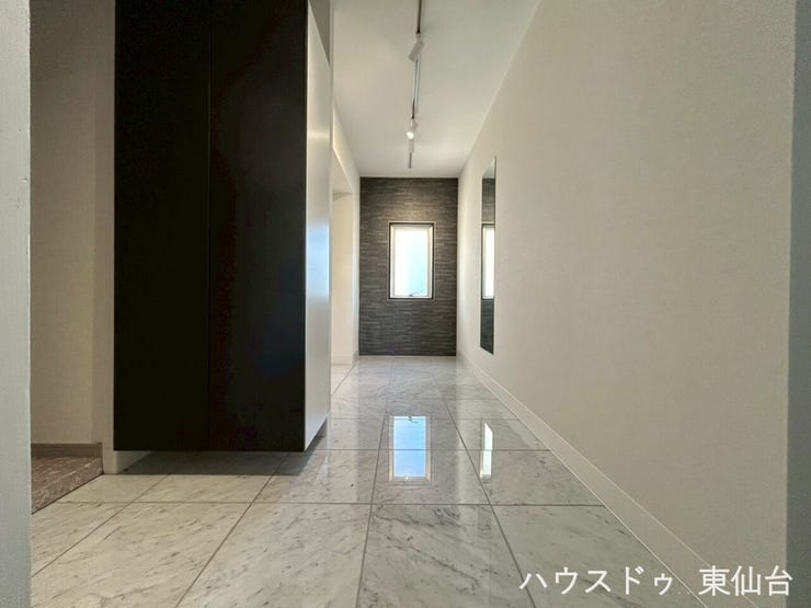 玄関は広々おしゃれで見せる収納が楽しめそうです!