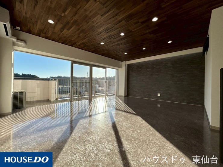 【リビング】
リビングダイニングキッチンは広々の19.5帖です!