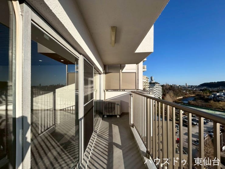 バルコニーはこちら晴れた日にはたくさん洗濯物が干せますね!