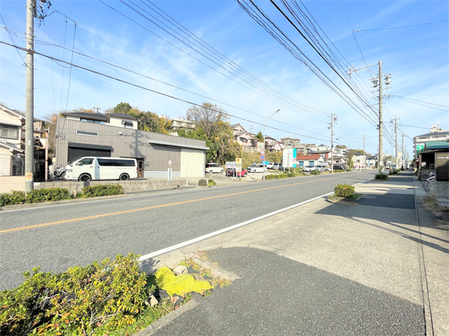 幅員約16mの前面道路です。広々としていて、街並みが開放的で圧迫感がありません。