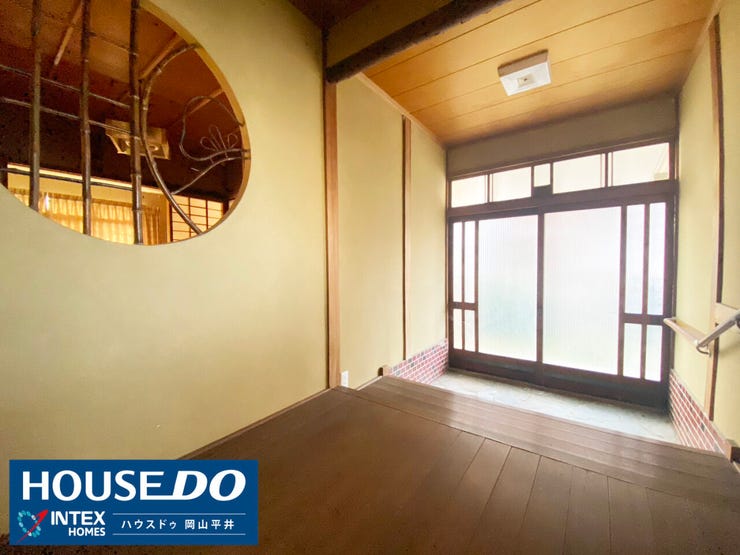 【和の趣が心地よい、風格ある玄関ホール】
味わい深い木のぬくもりと丸窓がお洒落な空間!明るい光が差し込む玄関は、毎日「ただいま」と言うのが楽しみになりそうですね。