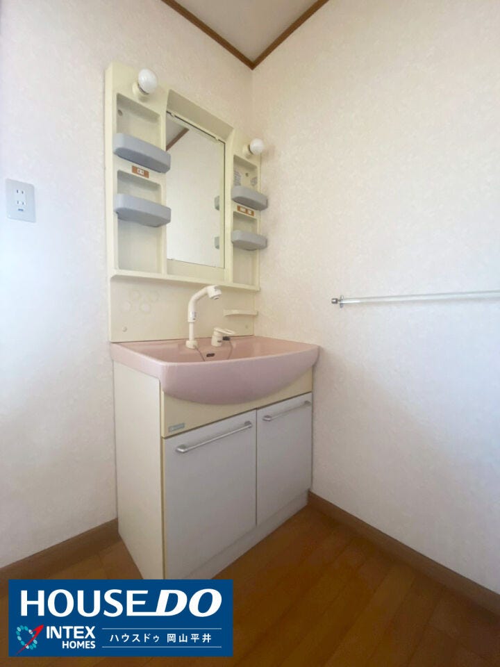 【毎日の準備がスムーズに!】
清潔感のある独立洗面台で、朝の身支度も快適に!鏡裏の収納には、化粧品や日用品をすっきり片付けられますね。