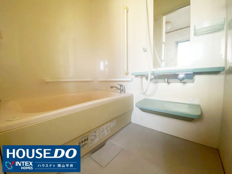 【一日の疲れを癒やす!バスルーム】
ゆったりと足を伸ばせるサイズの浴槽で、一日の疲れをリフレッシュ!