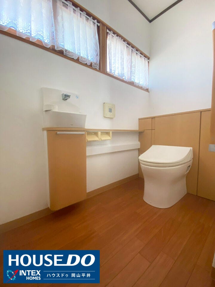 【清潔感のある明るいトイレはいつも快適!】
窓があり、明るく清潔感のあるお手洗いです。手洗いカウンター付きなので、衛生面も安心。毎日使う場所だからこそ、気持ちよく使えるのは重要ですね!