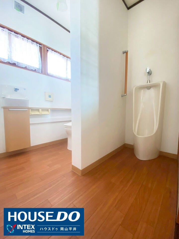 【清潔感のある明るいトイレ!木の温もりが心地よい空間】
窓付きで明るく、清潔感のある洋式トイレです。手洗いカウンターと収納もあり、機能性もバッチリ!落ち着いた内装で、毎日気持ちよく使えますね。