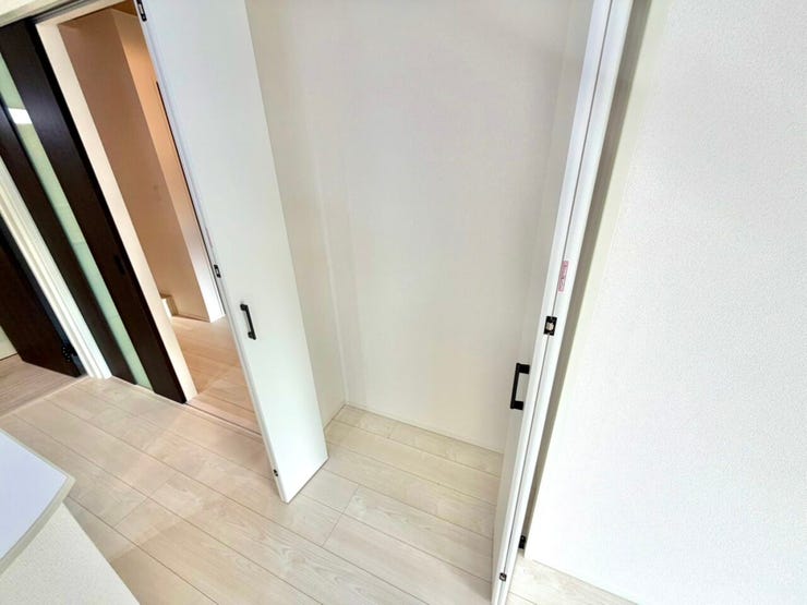 リビングにも収納スペースがあります。