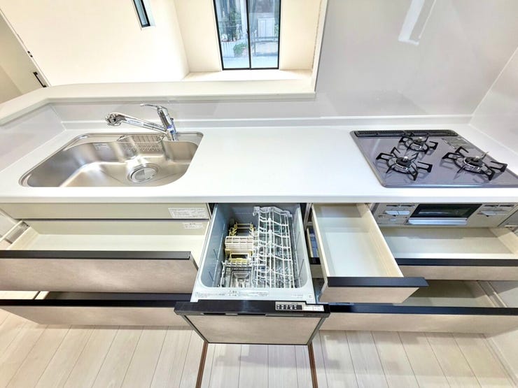 食洗機の付いた使い勝手のよいシステムキッチンです。
食器洗いの手間を省けます。