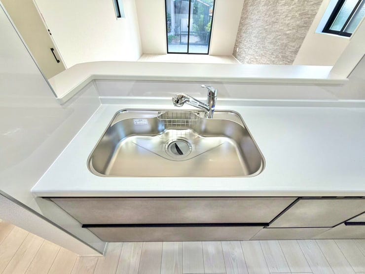 対面式のキッチンで家事をしながら家族との会話を楽しむことも可能です。