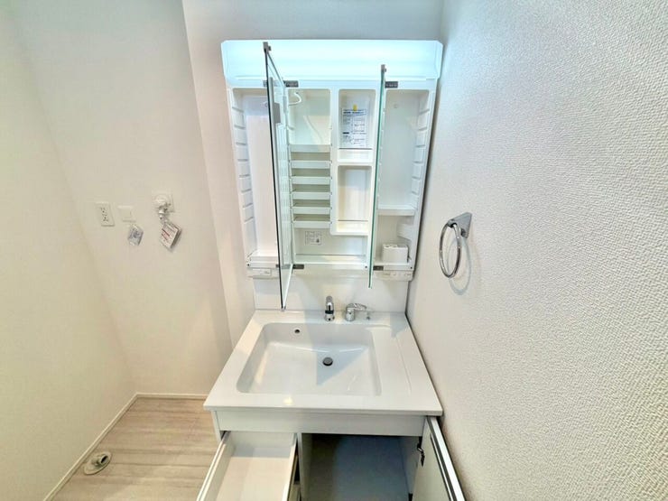 収納もできる洗面化粧台です。