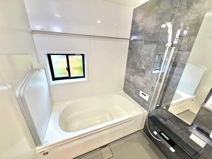 綺麗な広い浴室でゆっくりとおくつろぎください。