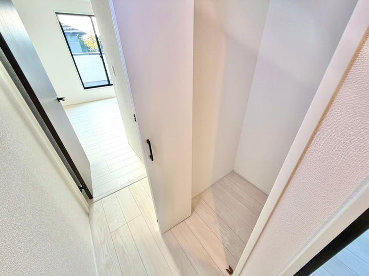 2階廊下の収納スペースです。