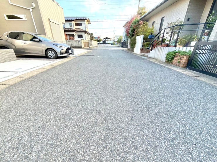 前面道路が広く車の出し入れが楽です。