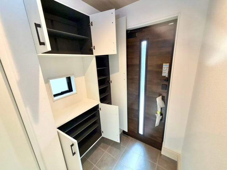 玄関には収納棚が付いていて、履物の収納に困りません。