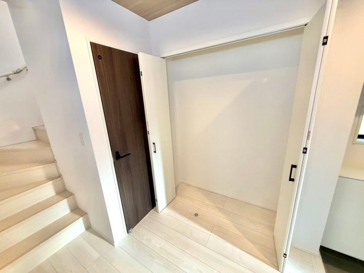 玄関を入ってすぐに収納スペースがあり、荷物の出し入れが
スムーズです。