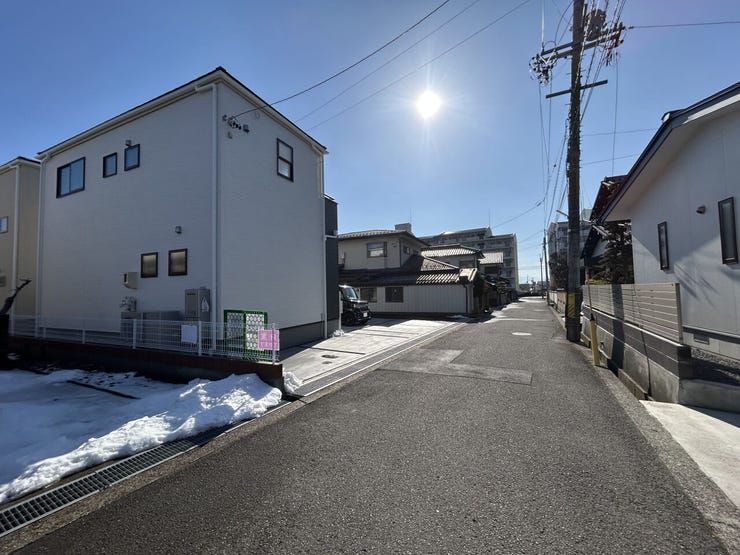 前面道路(北から南)