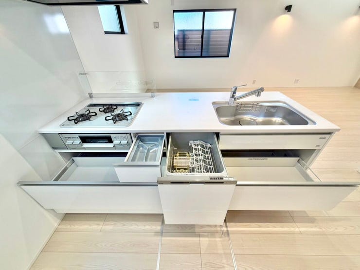 食器洗浄機のついた利便性の高いシステムキッチンです。
食器を洗う手間を省けます。