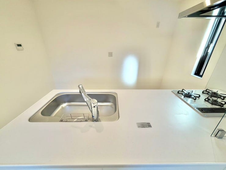 対面式のキッチンで家族との会話を楽しみながら家事を行えます。