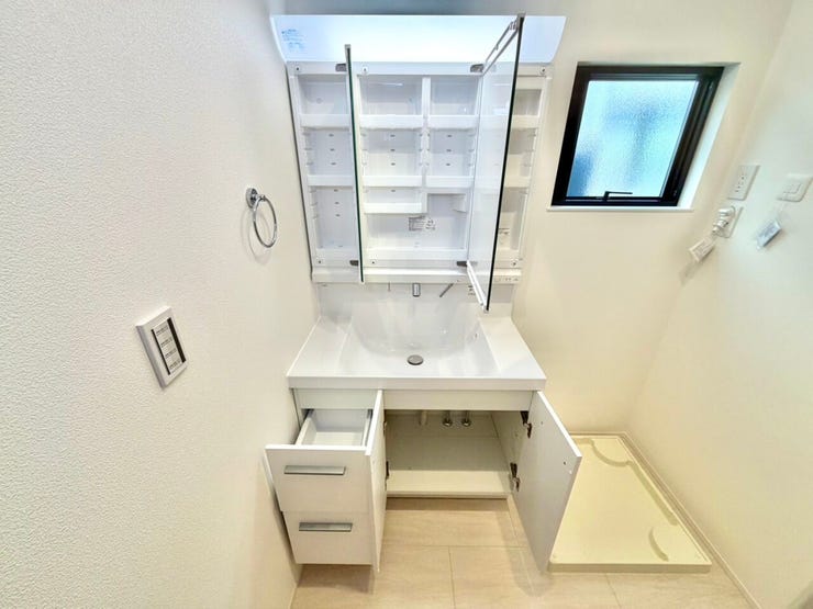 収納もできる洗面台です。