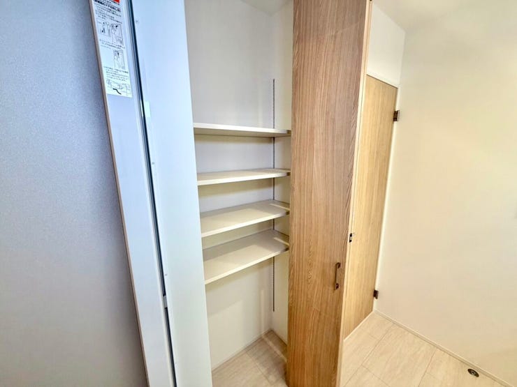 洗面所に収納棚があります。
タオル等の収納にいかがでしょうか。