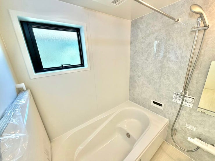 広い浴室でゆっくりとおくつろぎください。