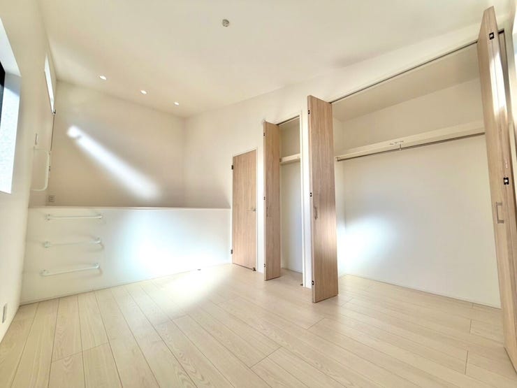 ロフト付きの洋室です。
収納や寝室、室内での物干し等、幅広い用途でロフトをご活用ください。